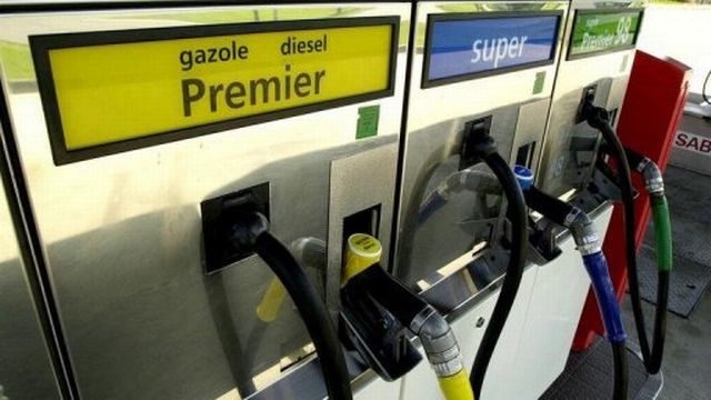 Une pompe à essence distribuant du diesel [AFP]