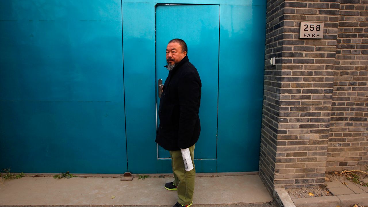 Ai WeiWei, condamné à une amende de 15 millions de yuans en 2011. Arrêté en avril, l'artiste contestataire a été condamné à un redressement fiscal équivalent à 2 millions de francs. Sa liberté de parole et ses contacts avec la presse sont limités. [Keystone]