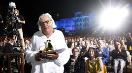 Le réalisateur français Jean-Claude Brisseau a obtenu le Léopard d'or du 65e Festival de Locarno pour son film "La Fille De Nulle Part". [Keystone]