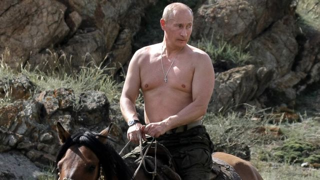 Vladimir Poutine aime les chevaux, que ce soit lors de ses vacances (ici en août 2009)... [ALEXEY DRUZHININ - AFP]