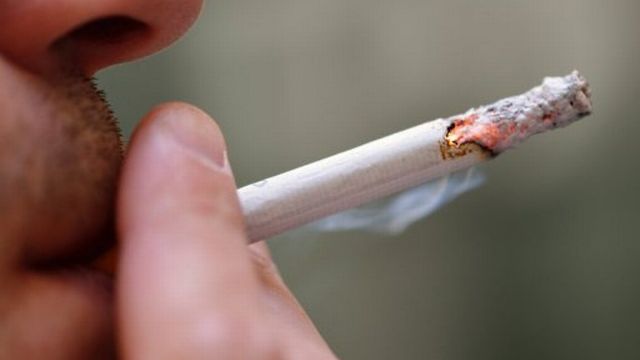 Un homme fume une cigarette [AFP]