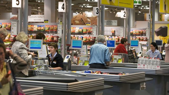 Les Suisses continuent de payer nettement plus cher que les Européens pour les mêmes produits. [Martin Rütschi - Keystone]