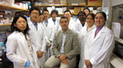 Le Dr. Omid Farokhzad avec son équipe de doctorants dans son labo du Centre Brigham à Boston. [Yann Amedro - RTS]