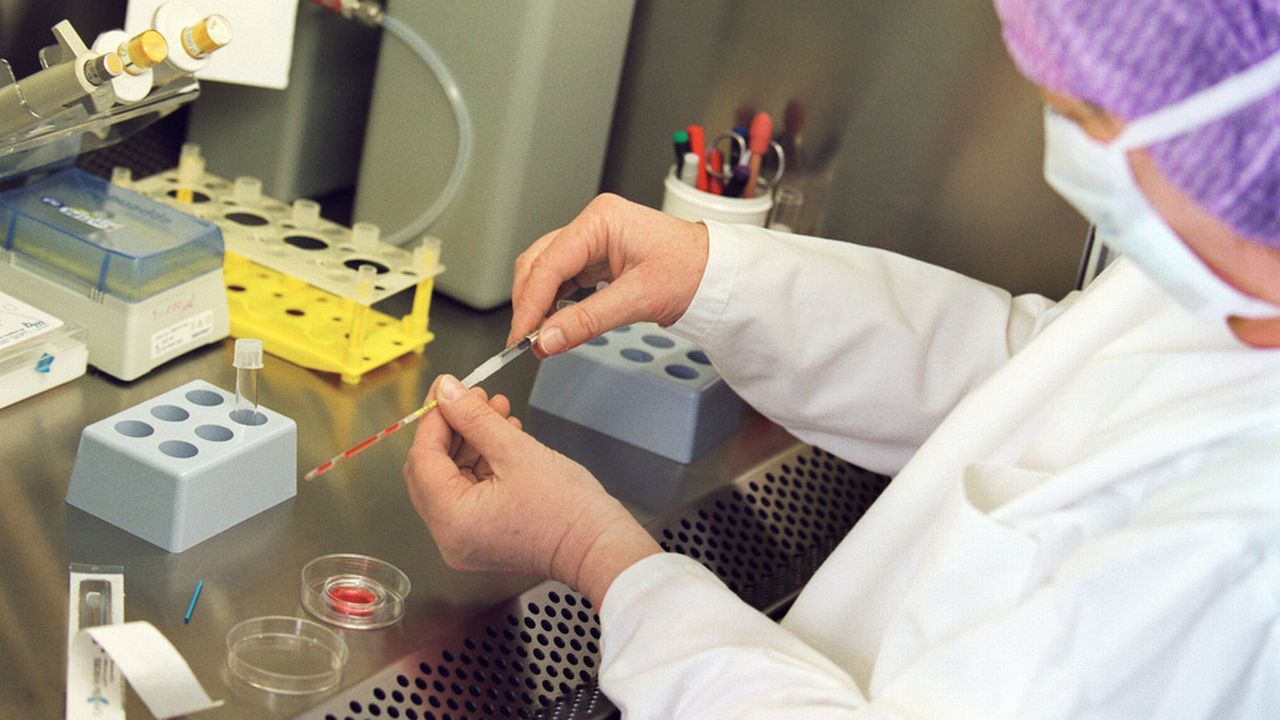 La fécondation in vitro est pratiquée en Suisse depuis 25 ans. [Keystone]