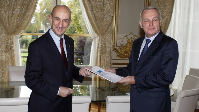 Louis Gallois (à gauche) a remis son rapport lundi matin au Premier ministre français Jean-Marc Ayrault. [Thibault Camus - AFP]