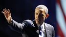 Le président américain réélu, Barack Obama, salue ses partisans réunis à Chicago, peu après l'annonce de sa victoire sur Mitt Romney. [Keystone]