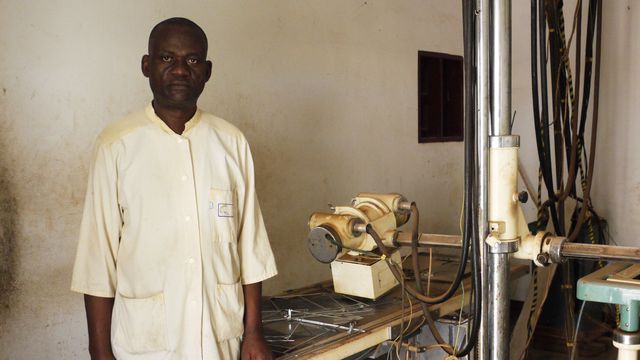 Dans les pays en développement, comme ici au Cameroun, les appareils de radiologie sont généralement défaillants, trop complexes, trop fragiles ou obsolètes. [globaldiagnostix.org]