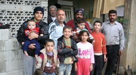 Venus il y a quatre mois de Alep, ces Syriens ont trouvé un logement précaire au rez-de-chaussée d’une fabrique à une trentaine de kilomètres de Beyrouth. En tout, ils sont 23 à vivre dans un logement de trois pièces. [Aude Markovitch. - RTS]