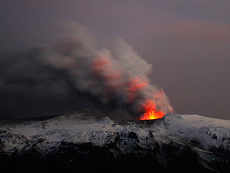L'activité du volcan s'est intensifiée au point qu'il a fallu évacuer des personnes en Islande. [Reuters]