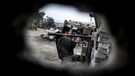 Dimanche 20 janvier: un rebelle syrien lors d'un échange de tirs avec les forces gouvernementales à Alep. [Keystone]