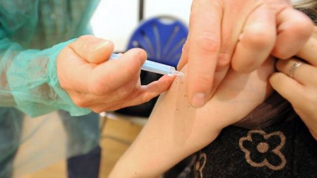 Une femme se fait injecter un vaccin contre la grippe [AFP]