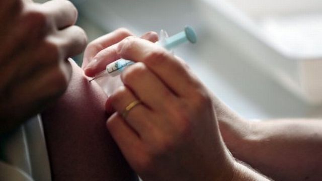 Une personne se fait vacciner contre la grippe [AFP]