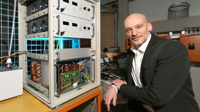 Klaus Schoenenberger, directeur du nouveau programme EssentialTech de l'EPFL. Pour résister aux coupures de courant, le projet Open DiagnostiX développe un bloc d'alimentation robuste en collaboration avec l'école d'ingénieur d'Yverdon.  [Alain Herzog - EPFL]