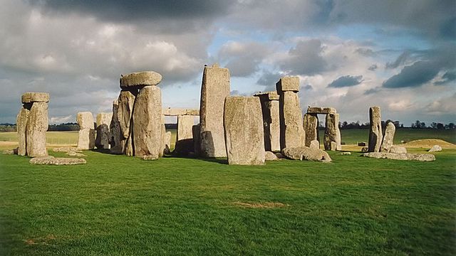 Stonehenge back wide [wikicommons]