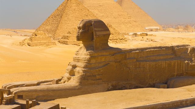 Le sphinx et les pyramides sur le plateau de Gizeh, près du Caire. [Pius Lee - Fotolia]