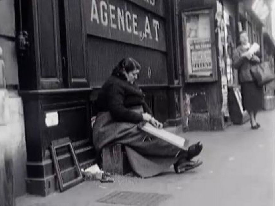 Un rue de Paris en 1954. [TSR]