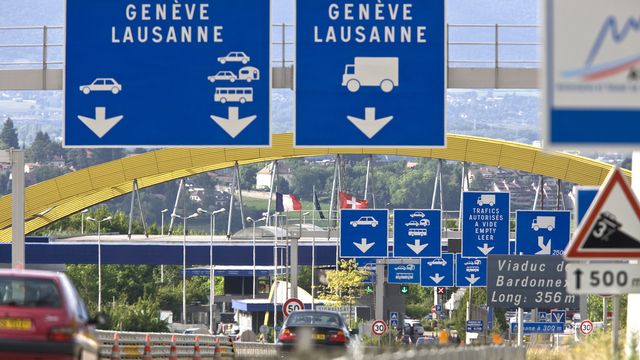 Une grande partie des frontaliers arrivent en Suisse par la douane genevoise de Bardonnex. [Martin Ruetschi - Keystone]