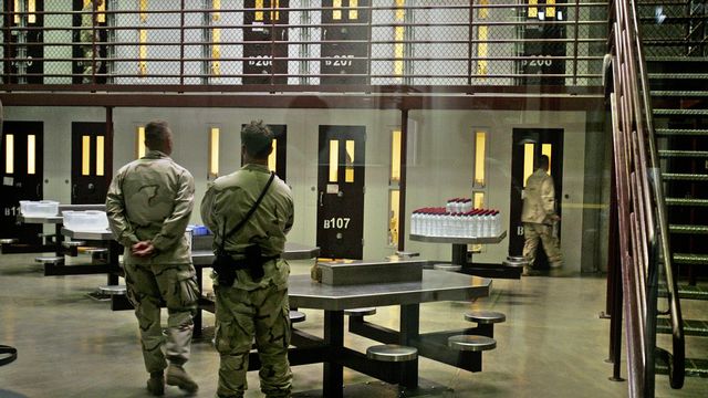Des gardes dans la prison de Guantanamo. [Brennan Linsley - AP Photo/Keystone]