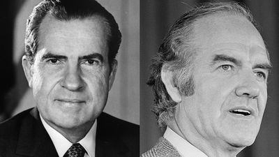 Richard Nixon et George McGovern en 1972.
Après un premier mandat de 1968 à 1972, le républicain Richard Nixon se représente face au démocrate progressiste George McGovern. Il est facilement réélu avec 23,2 points d&#039;avance, soit le 4e plus large score de l&#039;histoire américaine. Mais cet élan positif ne dure pas et Nixon ne peut aller jusqu&#039;au bout de son mandat: empêtré dans le scandale du Watergate, il démissionne en 1974 et cède sa place à son vice-président Gerald Ford. [RTS]