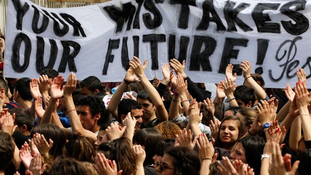 Des étudiants manifestent contre la Troika (Union européenne, Fonds monétaire international et Banque centrale européenne) devant le Palais présidentiel de Nicosie (Chypre) le 26 mars 2013. [Reuters]