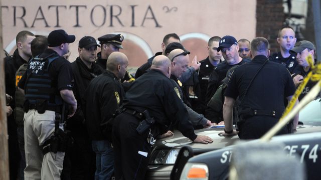 La police fait le point dans une rue de Watertown, le 19 avril 2013. [AFP]