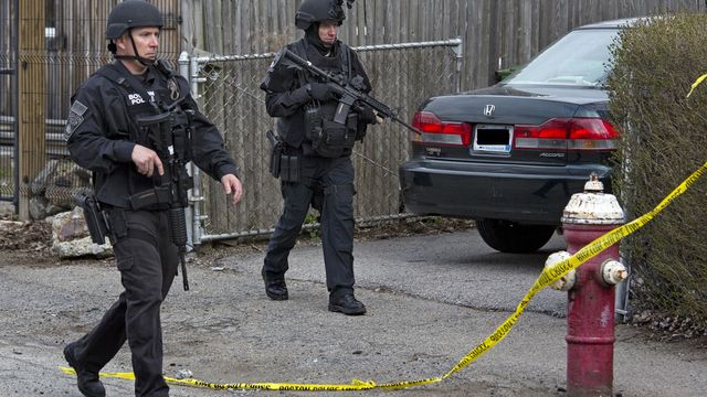 Les importantes forces de police traquent le frère du suspect abattu plus tôt dans la journée dans un quartier résidentiel de Boston. [Keystone]