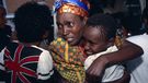 Lors des massacres du Rwanda, dès avril 1994, le CICR aide autant que possible les populations menacées par les tueries ou déplacées. Il permet notamment à certaines familles de se retrouver, comme sur cette image datée de 1995. [CICR]