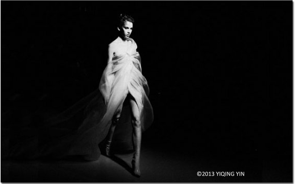 15 mai 2012 - création de la styliste Yiqing Yin qui habille Audrey Tautou pour la cérémonie d'ouverture 