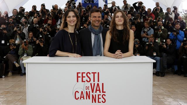 Le réalisateur François Ozon entouré des actrices de son film "Jeune et jolie". [Valéry Hache - AFP]