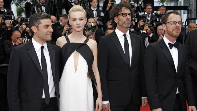 Oscar Isaac, Carey Mulligan avec les frères Joel et Ethan Coen, dimanche à Cannes. [Lionel Cironneau - Keystone]