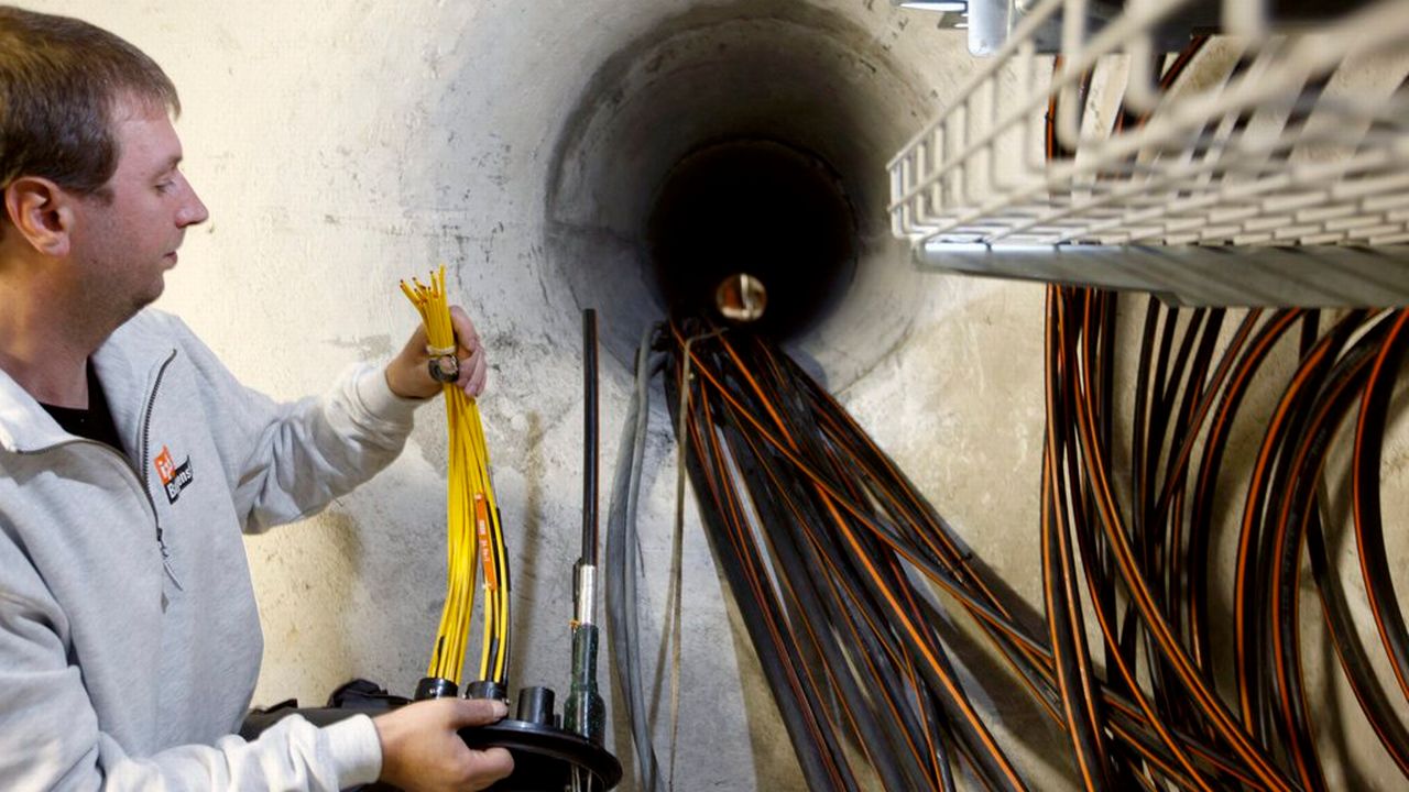 Swisscom teste un réseau de fibre optique qui utilise les fils de cuivre pour les derniers mètres. [Alessandro Della Bella - Keystone]