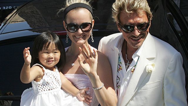 Juillet 2009: Laeticia et Johnny en compagnie de Jade première des deux petites filles adoptées par le couple. [BORIS HORVAT - AFP]