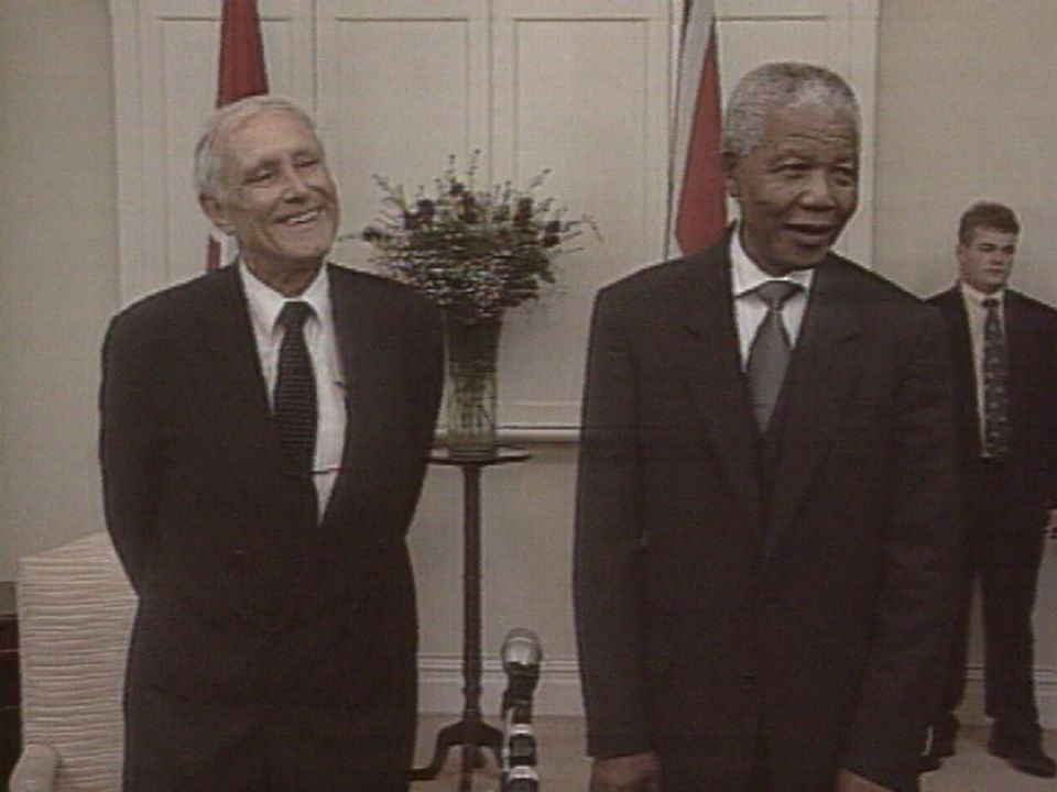 Flavio Cotti rencontre Nelson Mandela en Afrique du Sud [RTS]