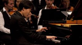Le pianiste Louis Schwizgebel accompagné du Verbier Festival Orchestra le dimanche 21 juillet 2013 à la Salle des Combins. [Aline Paley - Verbier Festival]