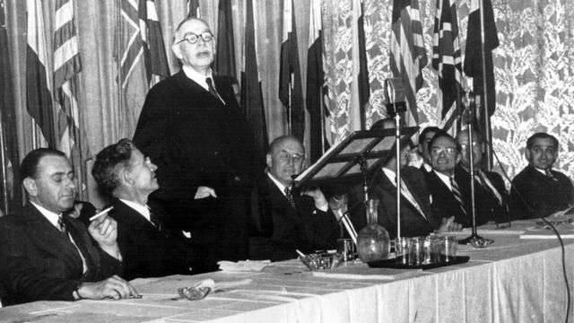 L'économiste John Maynard Keynes prend la parole lors de la Conférence de Bretton Woods en juillet 1944. [AFP]