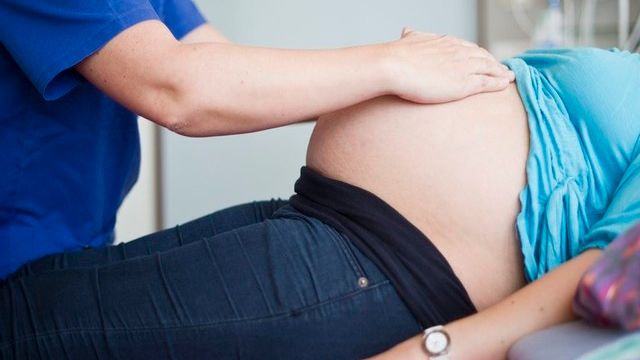 1400 femmes ont recouru au test prénatal de dépistage de la trisomie 21, l'an dernier en Suisse. [Ennio Leanza - Keystone]