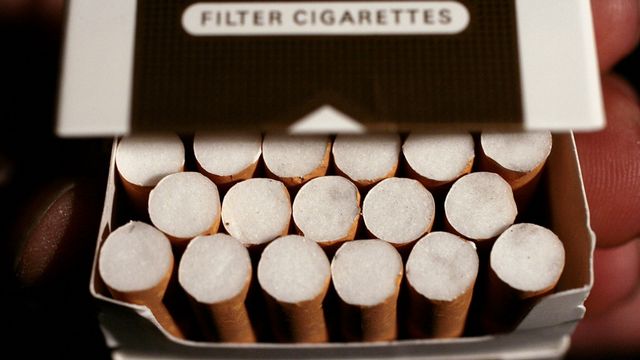 Le Conseil fédéral veut continuer de faire grimper le prix des cigarettes. [Joerg Koch/ddp - AP/Keystone]