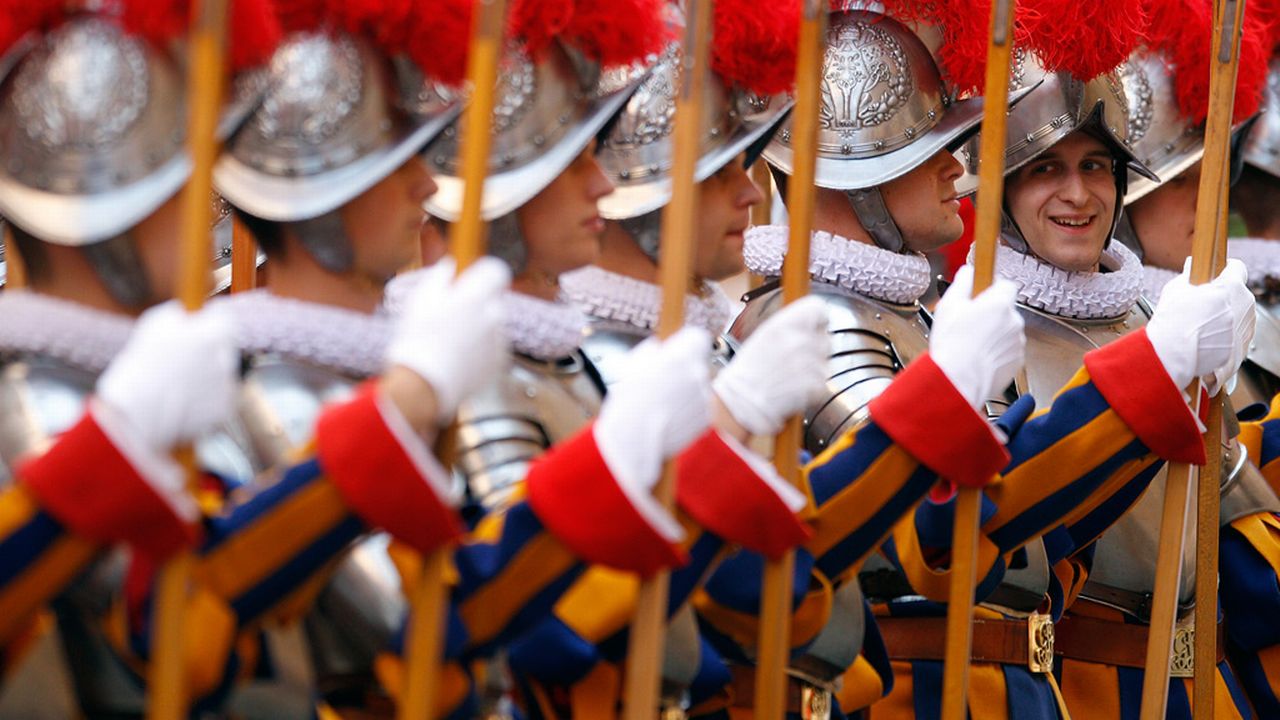 Les gardes suisses du Vatican dont l'uniforme aurait été imaginé par Michel-Ange. [Tony Gentile]