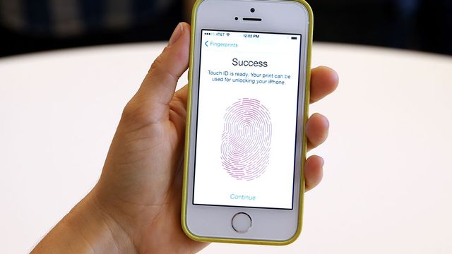 Remise en question de la reconnaissance digitale installée sur le nouvel iPhone 5S. [Justin Sullivan - Getty Images - AFP]
