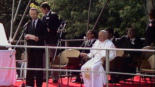 Le pape Jean-Paul II en visite au CERN en 1982. [RTS]