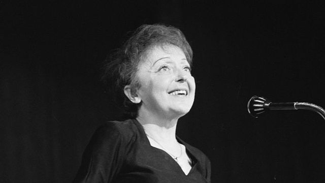 Edith Piaf en 1962 à Rotterdam. [Nationaal Archief, La Haye. - CC-BY-SA]