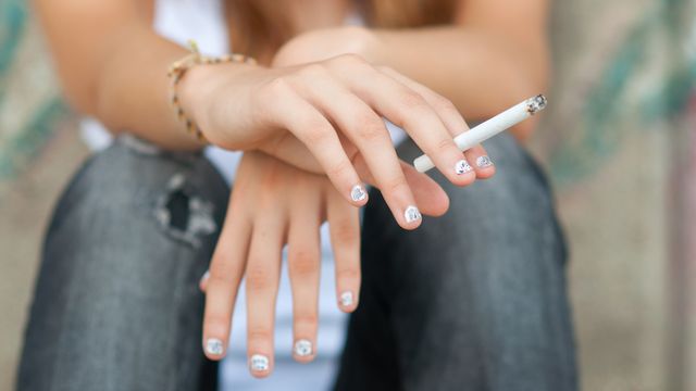 Adolescent adolescente fumée fumer cigarette clope [© prudkov - Fotolia]