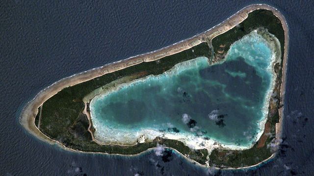 Marakei, un atoll des Kiribati dans l'Océan Pacifique, une de ces îles menacées de disparition. [wikipédia]