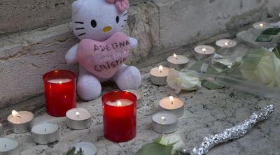 Bougies déposées le 16 septembre 2013 à Genève sur le perron de l'Hôtel de Ville à la mémoire d'Adeline. [Salvatore Di Nolfi - Keystone]