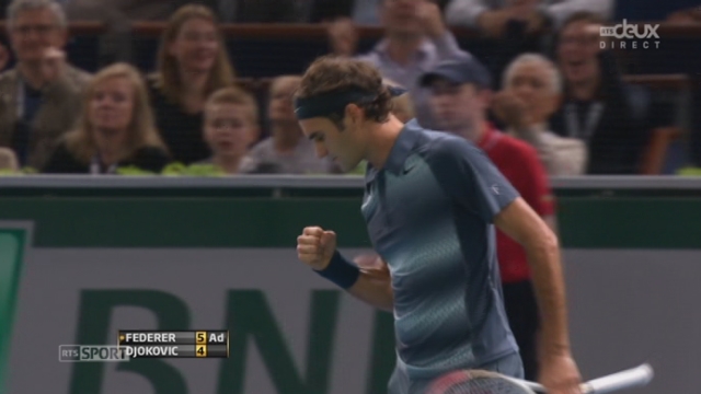 Demi-finales. Roger Federer (SUI) - Novak Djokovic (SRB) (1re manche: 5-4). Le Suisse set pour le gain de la 1re manche, mais est confonté à 4 balles de break [RTS]