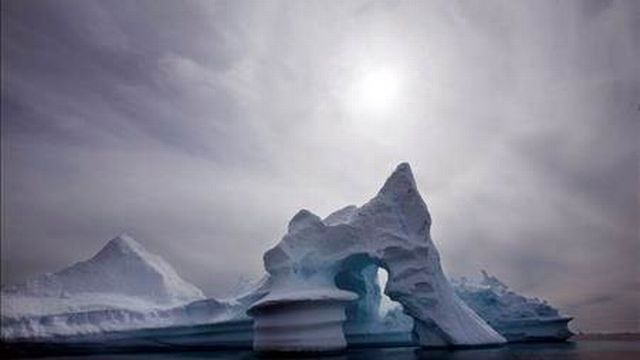 Un iceberg en pleine déliquescence à l'est du Groenland. [AP/Keystone]