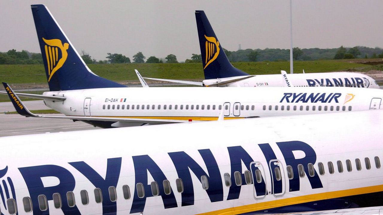 Le compagnie à bas prix Ryanair assuera dix liaisons par semaine à l'EuroAirport. [EPA/Andy Rain - Keystone]