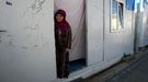 Une réfugiée syrienne à la porte de sa "maison", Camp de Kilis, Turquie, 27 novembre 2012. [Adem Altan - AFP]