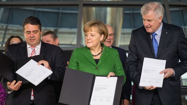 Sigmar Gabriel (SPD), Angela Merkel et Horst Seehofer (CSU) ont présenté l'accord ce vendredi matin à Berlin. [AFP]