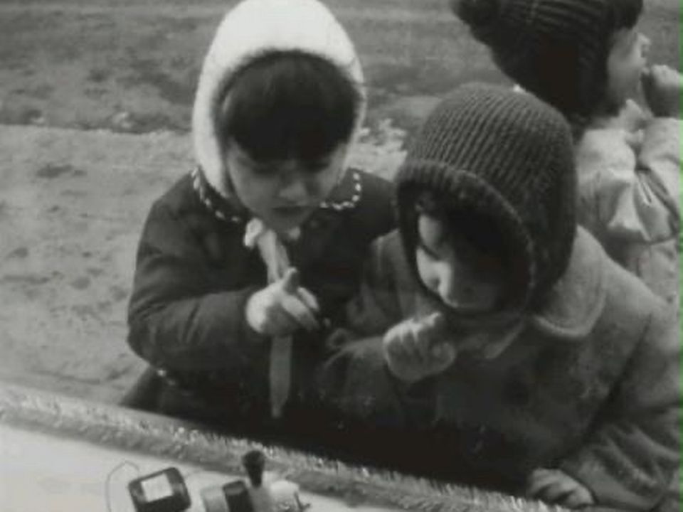 Enfants devant une vitrine de Noël. [TSR 1967]